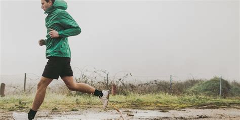 Dit zijn de beste waterproof hardloopjacks van 2023 .